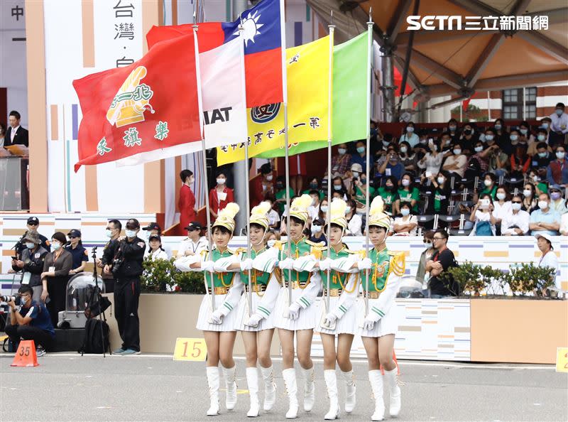  北一女樂儀旗隊帶來「婆娑之洋，美麗之島」表演，堪稱全場嬌點。（圖／記者林聖凱攝影）