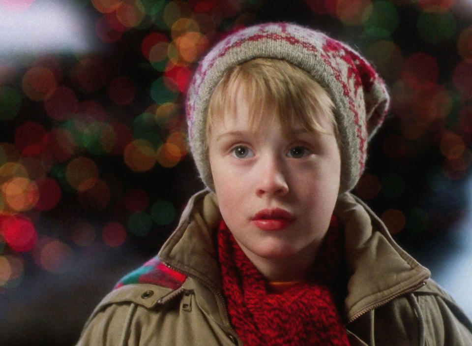 <p>Por supuesto, uno de los clásicos familiares que no debe faltar en esta temporada festiva es <i>Home Alone</i>, ya que para muchos sigue siendo considerada como la mejor película de Navidad. A pesar de haberse estrenado hace más de tres décadas, ver esta cinta protagonizada por <b>Macaulay Culkin</b>, <b>Joe Pesci</b> y <b>Daniel Stern</b> es una tradición imprescindible en esta época. Puedes rentarla a través de tu servicio de streaming favorito.</p>