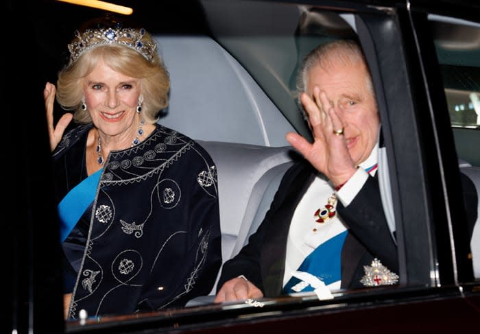 Carlos III y la reina Camilla en la recepción con el cuerpo diplomático