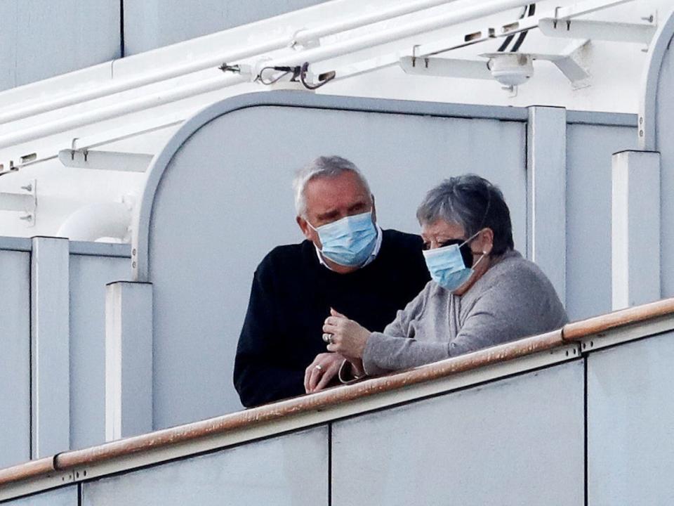 diamond princess passengers on balcony.JPG