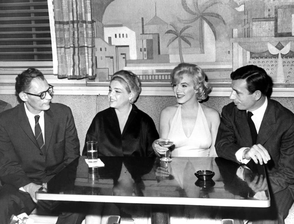 LET'S MAKE LOVE, from left, Arthur Miller, Simone Signoret, Marilyn Monroe, Yves Montand, preparing for filming, January 15, 1960. ©20th Century Fox-Film Corporation, TM & Copyright/courtesy Everett Collection