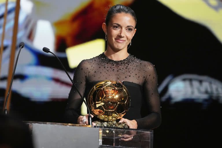 Aitana Bonmatí exhibe su Balón de Oro a la mejor futbolista del mundo 2023