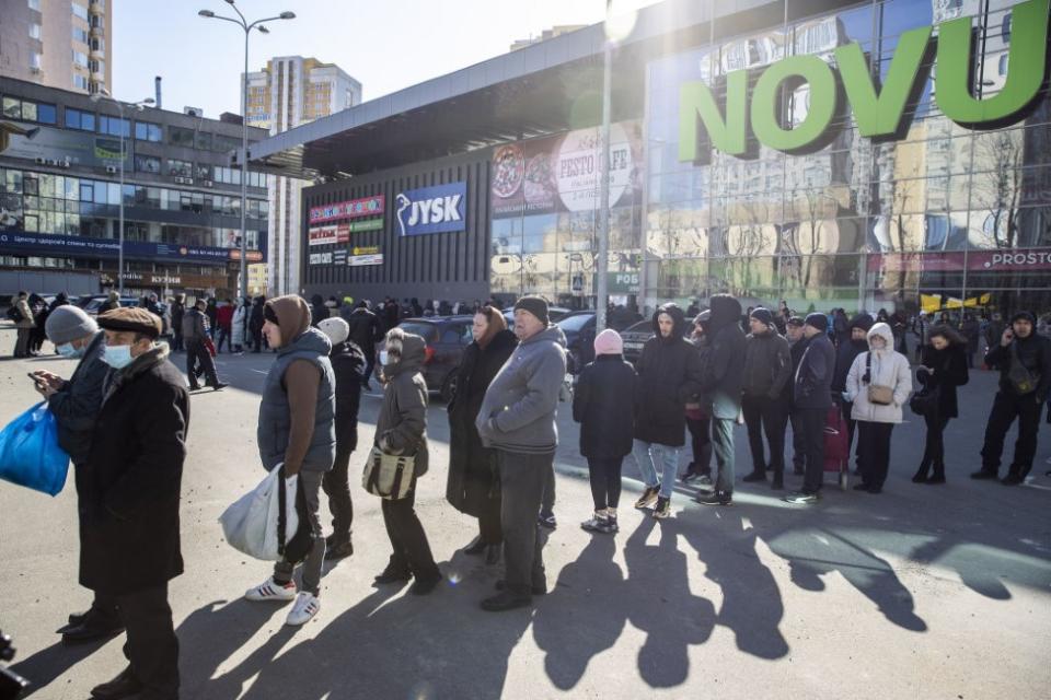 Personas haciendo fila para comprar alimentos