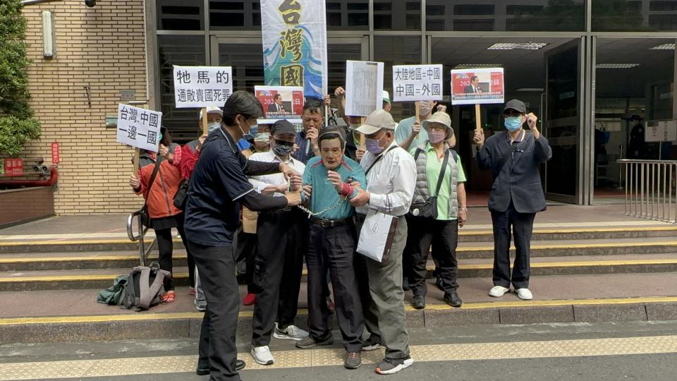 前總統馬英九訪問中國大陸展開「祭祖之旅」後返台。台灣國的陳峻涵與成員認馬英九與陸生座談提及台灣是中國不可分割的一部分，疑觸犯刑法通謀喪失領域罪，10日在台灣高檢署前演出行動劇，並提出告發。（中央社）
