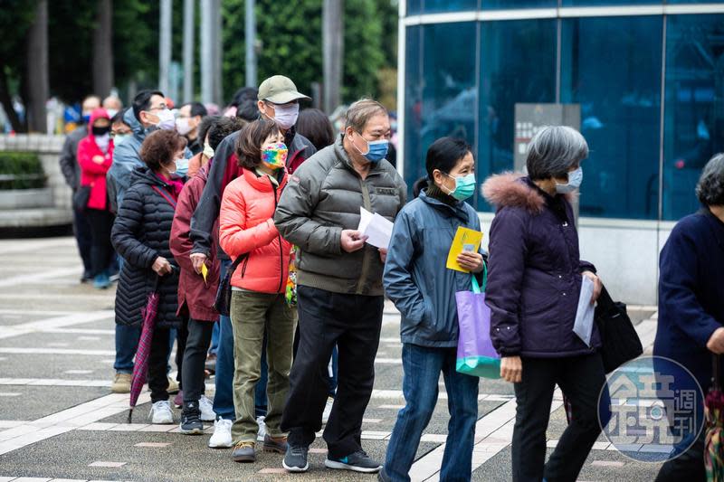 指揮中心今（9）日宣布，65歲以上長輩打疫苗500元獎勵延長到5月底。 （示意圖，本刊資料照）