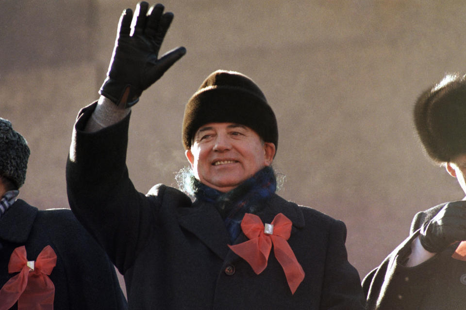 ARCHIVO - El gobernante soviético Mijaíl Gorbachov saluda desde una plataforma en el Mausoleo a Lenin durante un desfile con motivo del 70mo aniversario de la Revolución Rusa, en la Plaza Roja de Moscú. (AP Foto/ Boris Yurchenko)