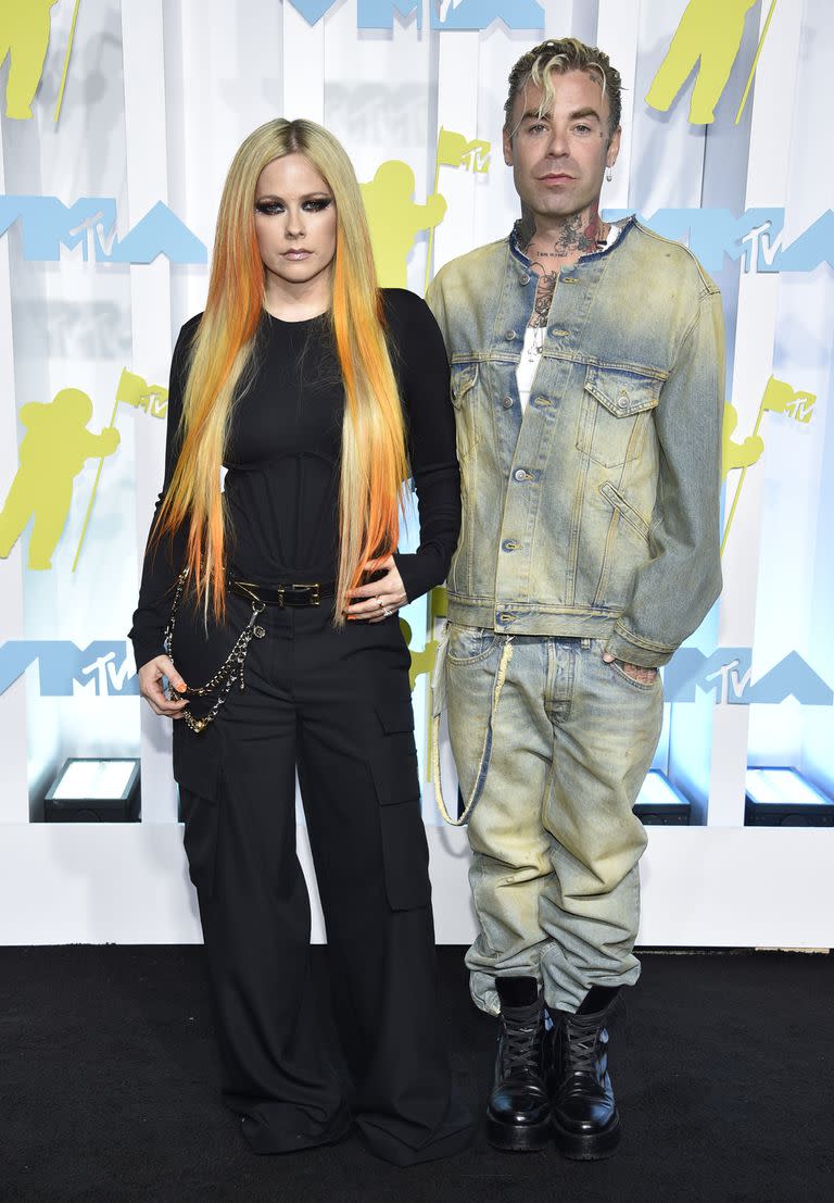 Avril Lavigne, vestida por Versace, y Mod Sun, con un look total jean que combinó con botas militares negras