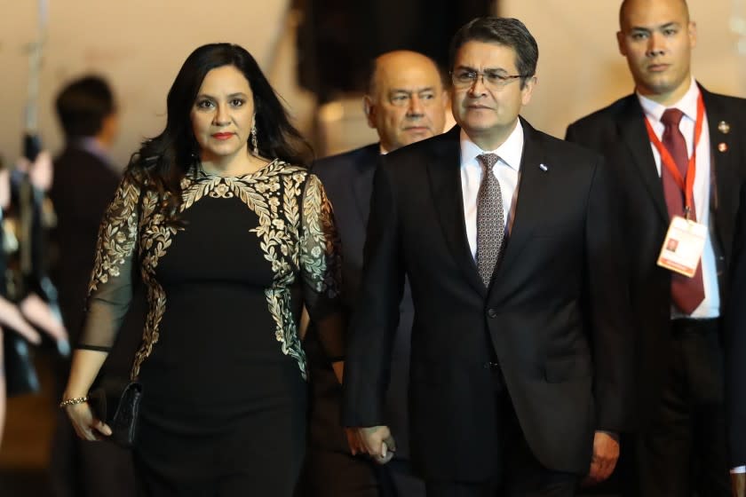 El presidente de Honduras, Juan Orlando Hernández, acompañado de su esposa, la primera dama Ana García Carías.