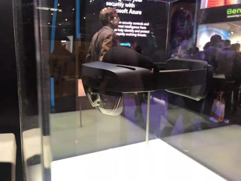 體驗完微軟的「HoloLens 2」， 我開始思考折疊屏是不是未來| MWC2019