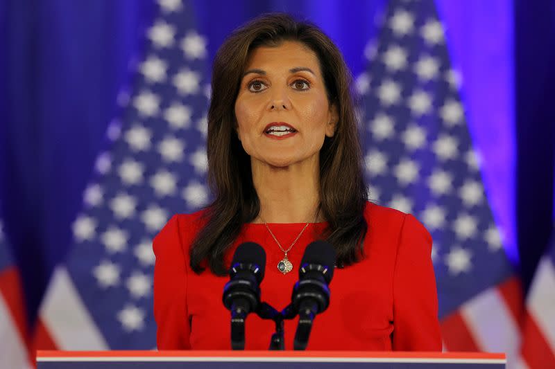 La candidata presidencial republicana y ex embajadora de Estados Unidos ante la ONU, Nikki Haley, habla mientras anuncia que suspende su campaña, en Charleston, Carolina del Sur