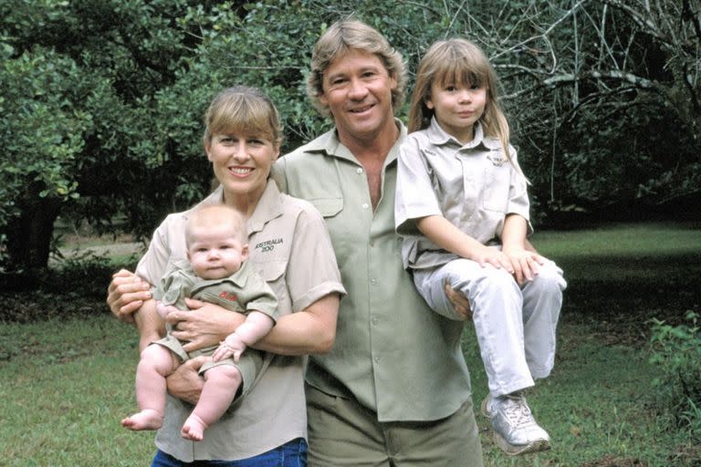 Steve Irwin junto a su esposa Terri, su hija Bindi y su hijo Robert