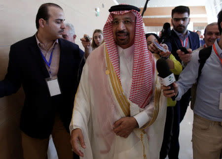 El ministro de Energía saudí Khalid al-Falih, habla con periodistas durante el Foro Internacional de Energía, en Algiers, Argelia. 27 de septiembre de 2016. Irán rechazó el martes un ofrecimiento de Arabia Saudita para limitar su producción de petróleo a cambio de que Riad haga lo mismo, truncando las esperanzas del mercado de que los dos mayores productores de la OPEP lograran un acuerdo esta semana en Argelia que ayude a aliviar el exceso de suministro. REUTERS/Ramzi Boudina