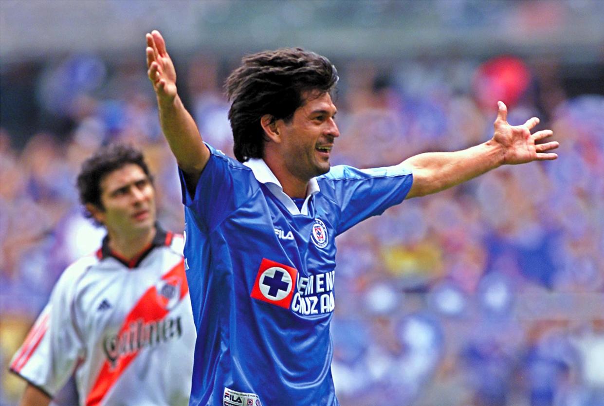 Cruz Azul cautivó a México en el 2001. (RAMON CAVALLO / AFP) (Photo by RAMON CAVALLO/AFP via Getty Images)