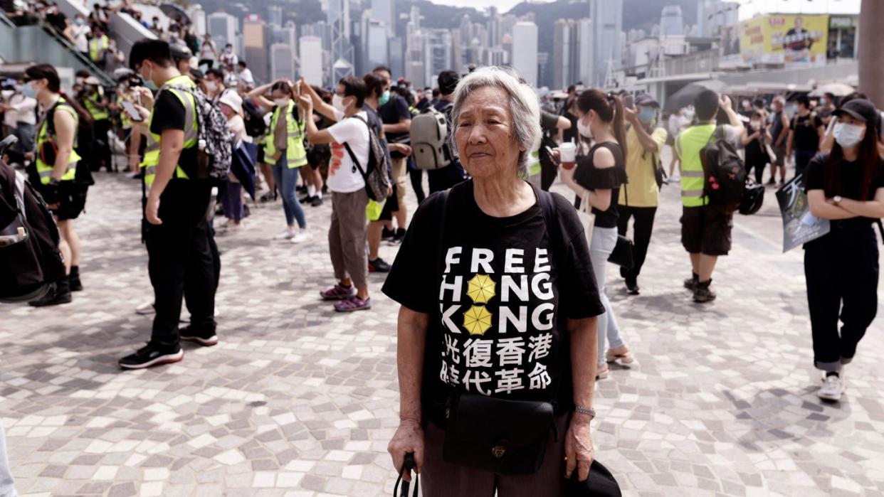 Eine ältere Frau bei einem Protest in Hongkong. Die britische Kronkolonie war 1997 zurück an China gegangen.