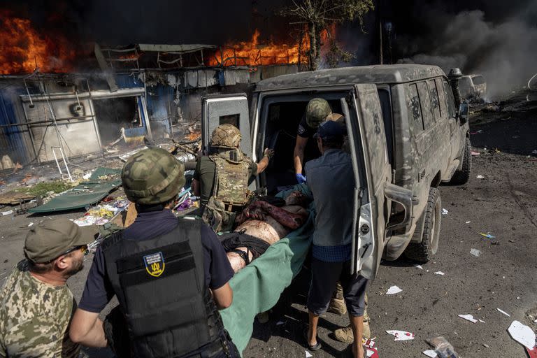 Paramédicos suben a un herido a una ambulancia luego de un ataque con misil ruso en un mercado al aire libre en la ciudad de Konstantinovka, Ucrania, el 6 de septiembre de 2023. (AP Foto/Evgeniy Maloletka)