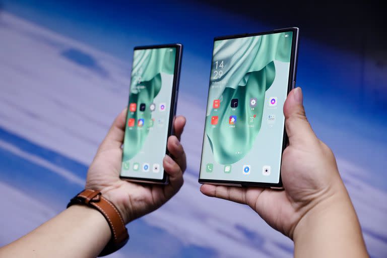 Oppo presentó un prototipo con una pantalla enrollable, que permite extenderla de 6,7 a 7,4 pulgadas a voluntad, y que evita el uso de bisagras