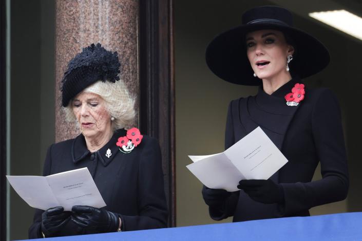 LONDÝN, ANGLIE - LISTOPAD 13: Queen Camilla a Catherine, princezna z Walesu navštěvovat National Service of Remembrance v Kenotaph 13. listopadu 2022 v Londýně, Anglie.  (Foto Chris Jackson/Getty Images)