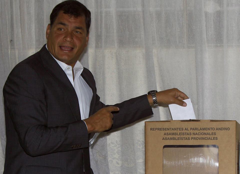 El presidente de Ecuador, Rafael Correa, deposita su voto para elegir miembros de la Asamblea en un puesto electoral en Quito, Ecuador, este 17 de febrero de 2013. AP Photo/Dolores Ochoa