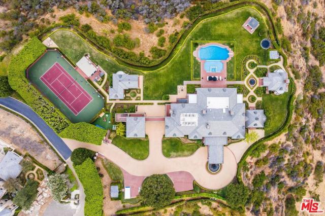 $250 Million Worth Wayne Gretzky Hit a Masterstroke by Selling His Massive  13,000-Square-Foot Property Twice - EssentiallySports