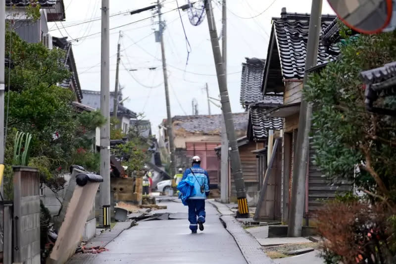 ▲日本石川縣能登半島元旦發生規模7.6的強烈地震，截至今（5）日石川縣公布最新災情統計，已有94人死亡、464人受傷，242人失聯。圖為救災人員走在石川縣街頭。（圖／美聯社／達志影像）