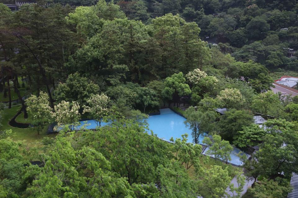 「虹夕諾雅 谷關」被山林環抱的無邊際泳池。（圖片來源：妮可魯）