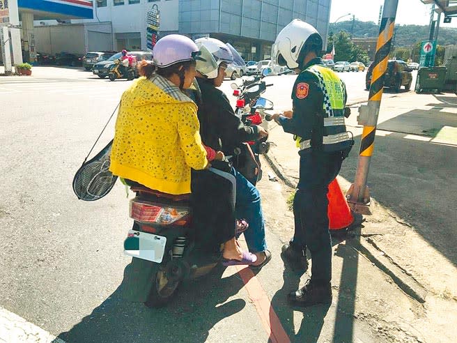 桃園市警察局在11月交通安全月取締約3萬5000件違規，其中闖紅燈含紅燈右轉計1萬6401件占多數。（賴佑維攝）