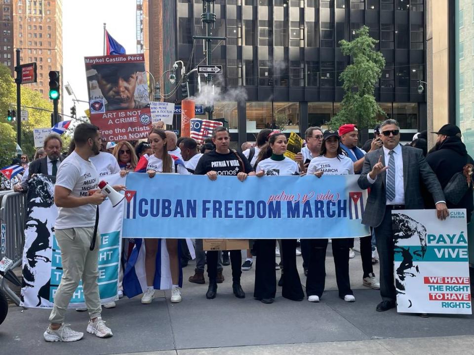 Activistas cubanos durante una marcha de protesta en Nueva York el 21 de septiembre de 2023 contra la presencia del líder cubano Miguel Díaz-Canel, quien viajó a Estados Unidos para participar en varios eventos en las Naciones Unidas.