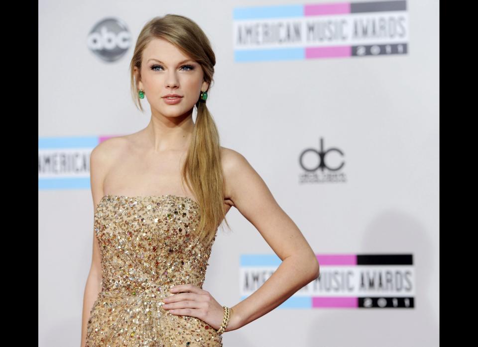 In this Nov. 20, 2012 photo, Taylor Swift arrives at the 39th Annual American Music Awards in Los Angeles. Swift is donating $4 million to the Country Music Hall of Fame and Museum to fund the 7,500 square foot-plus Taylor Swift Education Center in Nashville, Tenn. (AP Photo/Chris Pizzello)