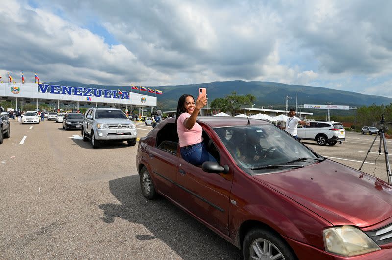 Venezuela and Colombia reopen completely the border at the Coronel Atanasio Girardot binational bridge in Urena