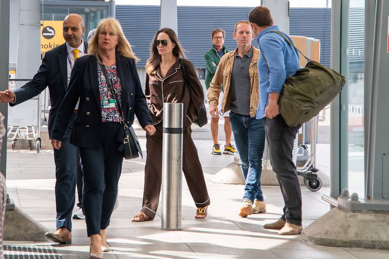 Con pijama de seda y calzado bajo, Angelina Jolie demostró en su salida del aeropuerto de Heathrow que conserva el estilo con cualquier prenda