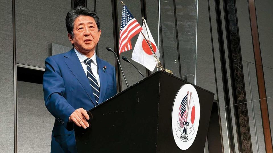 前日本首相安倍晉三祭出「安倍經濟學」3支箭，帶領日本走出疲軟經濟。（翻攝安倍晉三推特）