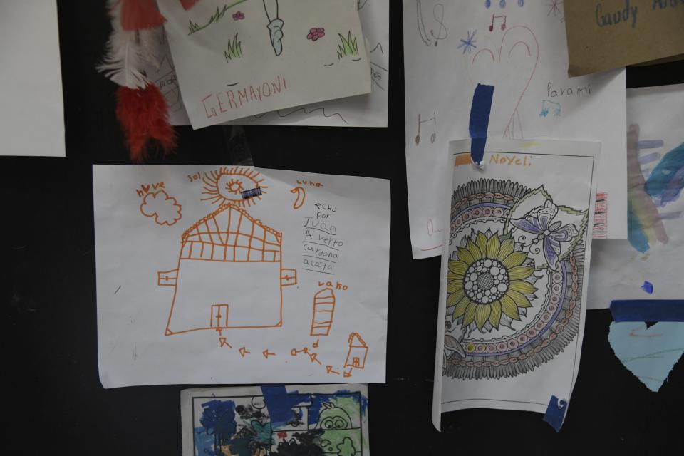 El dibujo de un niño migrante de un refugio decora una pared en Deming, Nuevo Mexico, el miércoles 26 de junio del 2019.