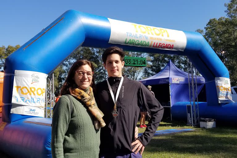 Ezequiel Vivaldo, de 15 años, junto a su mamá Alicia