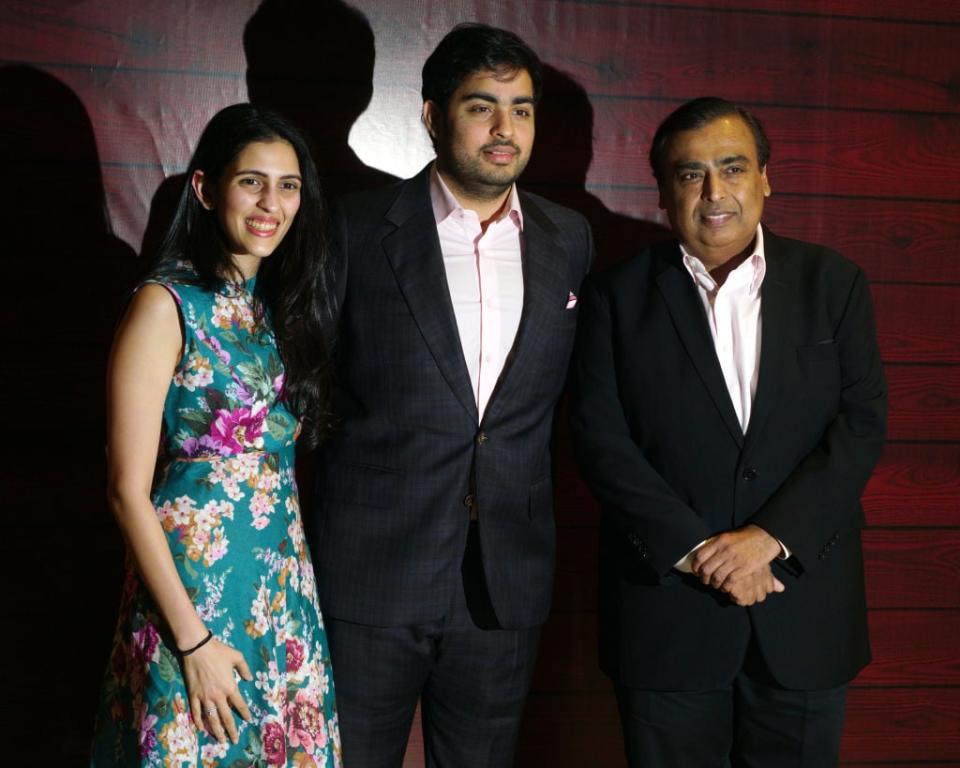 Akash Ambani (mitte) mit seiner Frau Shloka Mehta und seinem Vater Mukesh Ambani. - Copyright: Getty Images / Prodip Guha / Kontributor