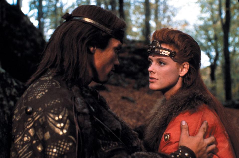 <p>Auch eher ein Flop - aber mit Kult-Faktor: der Fantasy-Streifen "Red Sonja - Die Rache der Schwertkämpferin". Arnold Schwarzenegger gelang drei Jahre davor der internationale Durchbruch mit einem anderen Fantasy-Film: "Conan der Barbar". Hier musste er sich allerdings mit der Funktion als Sidekick an der Seite von Brigitte Nielsen zufriedengeben. Die spätere Dschungelkönigin zeigte schon als Amazone Red Sonja, wie taff sie sein kann. Schöner schwang nur eine das Schwert ... (Bild: Kinowelt Home)</p> 