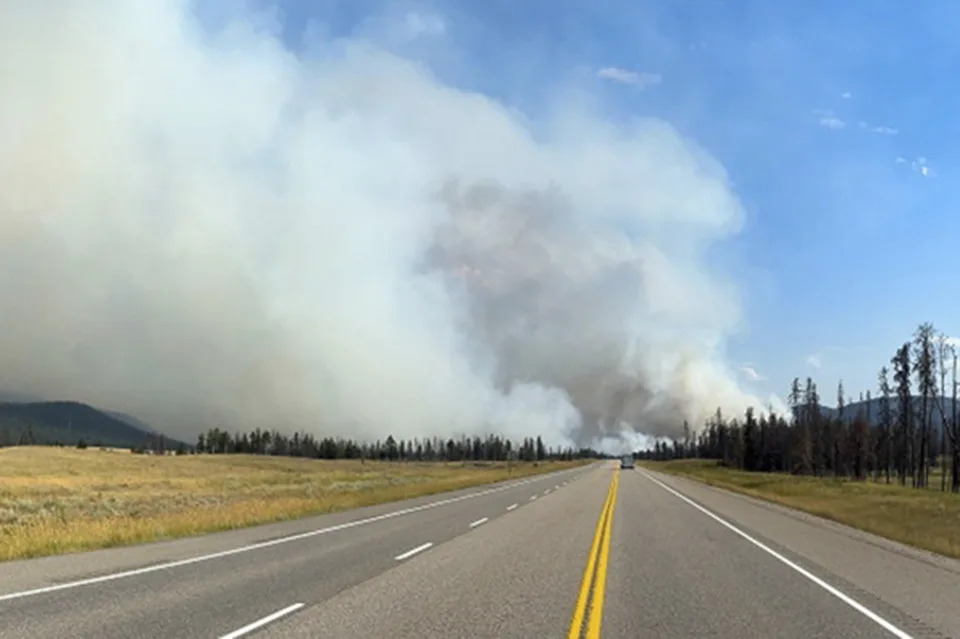 Jasper Milli Parkı tarafından yayınlanan bu fotoğrafta, 24 Temmuz 2024 Çarşamba günü Kanada'nın Alberta eyaletine bağlı Jasper yakınlarında çıkan bir orman yangınından yükselen duman görülüyor. (Jasper Milli Parkı/The Canadian Press aracılığıyla AP)