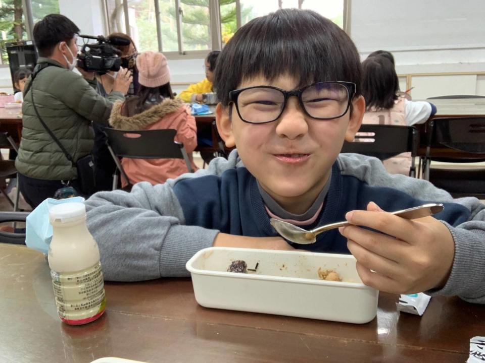 湖山國小學生開心享用香鬆拌飯