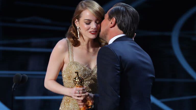 Emma Stone recibe su Oscar de la mano de Leonardo DiCaprio
