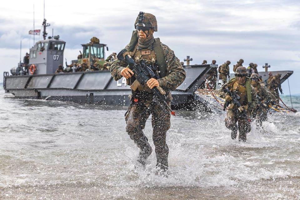 美軍在海外駐紮擔任訓練及協防角色。圖為美國海軍陸戰隊2019年7月在澳大利亞進行模擬兩棲攻擊演習。（摘自美國海軍官網）
