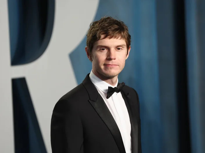 Evan Peters wear a tuxedo while attending 2022 Vanity Fair Oscar Party