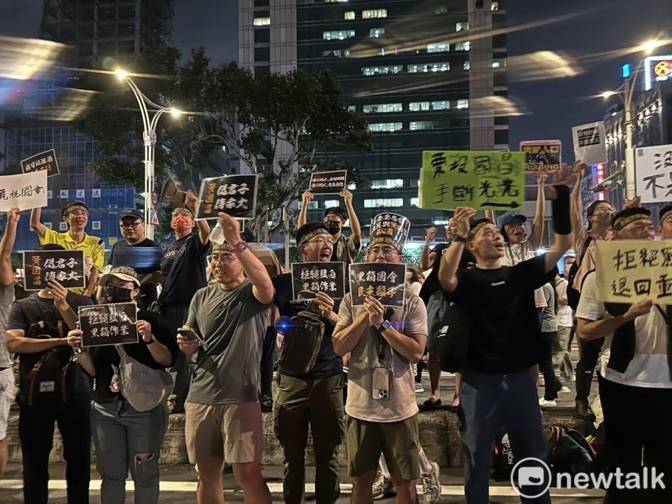 國會三讀通過後，行政院提起覆議，經濟民主連合等團體，在本月19日至21日，於立法院外濟南路舉行重返立院集結行動。   圖：朱蒲青攝