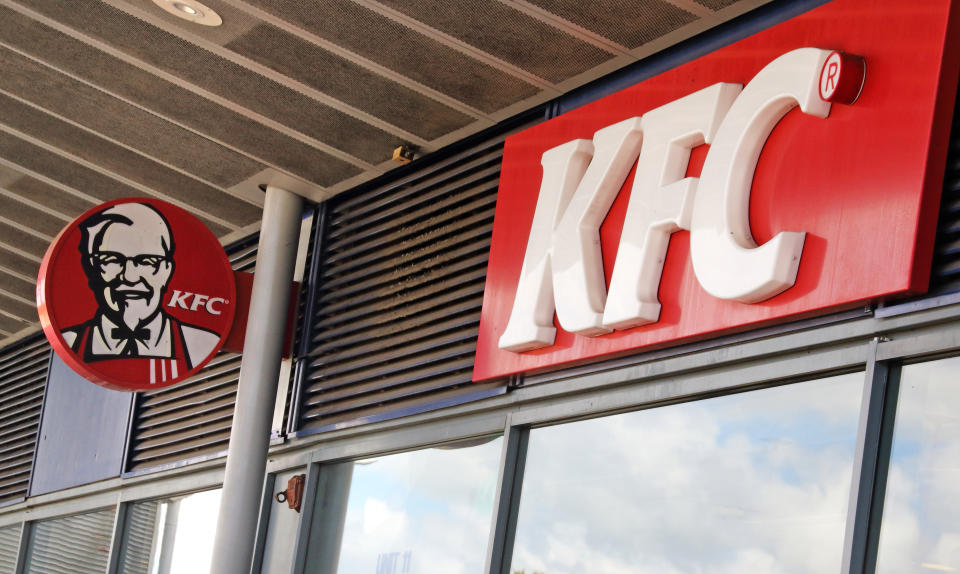 LONDON, UNITED KINGDOM - 2020/05/28: KFC logo seen at one of their branches. UK Government has announced that a number of non-essential retail enterprises such as Outdoor markets, car showrooms can reopen from June 1st and June 15th other shops, department stores will also open and shopping centres, restaurants and bars will still remain shut. (Photo by Keith Mayhew/SOPA Images/LightRocket via Getty Images)