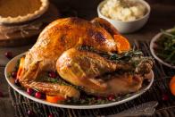 <p>In den USA wird an Weihnachten - und ebenso an Thanksgiving - ebenfalls ein Truthahn mit Füllung gekocht. Für die Füllung werden je nach Geschmack Schweinehack, Kastanien, Semmelbrösel, Orangen- oder Zitronenscheiben oder auch Gemüse wie Zwiebeln, Karotten oder Sellerie gemischt. Dazu passen Cranberry-Soße, Krautsalat, Süßkartoffeln oder anderes Ofengemüse, Rosenkohl und sehr oft auch das beliebte Maisbrot. (Bild: iStock/bhofack2)</p> 