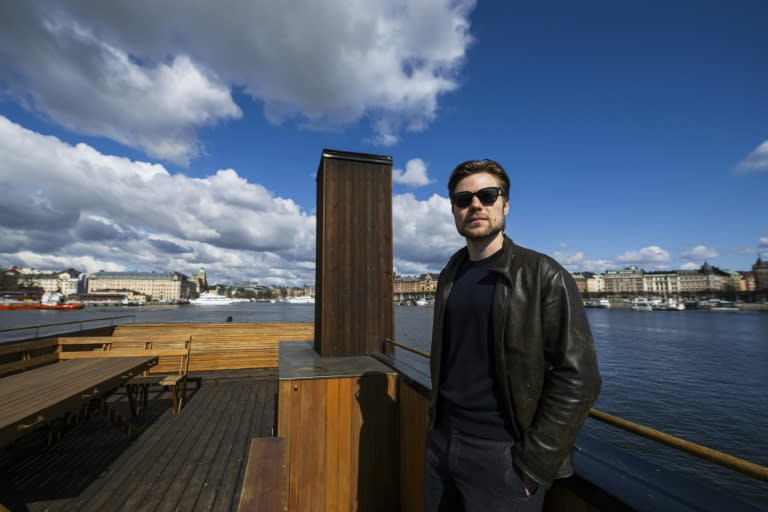 El arquitecto Johan Strandlund, en la terraza superior de la sauna de lujo flotante "Big Branzino", de 30 metros cuadrados, ubicada en aguas de Estocolmo, el 5 de mayo de 2023 (Jonathan Nackstrand)