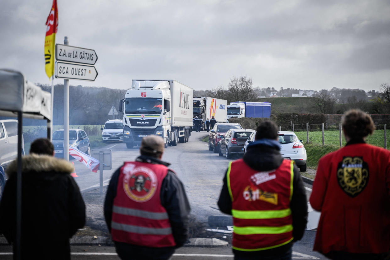 Plusieurs routes et gares étaient entravées par des actions de manifestants opposés à la réforme des retraites du gouvernement ce mardi 28 mars. 