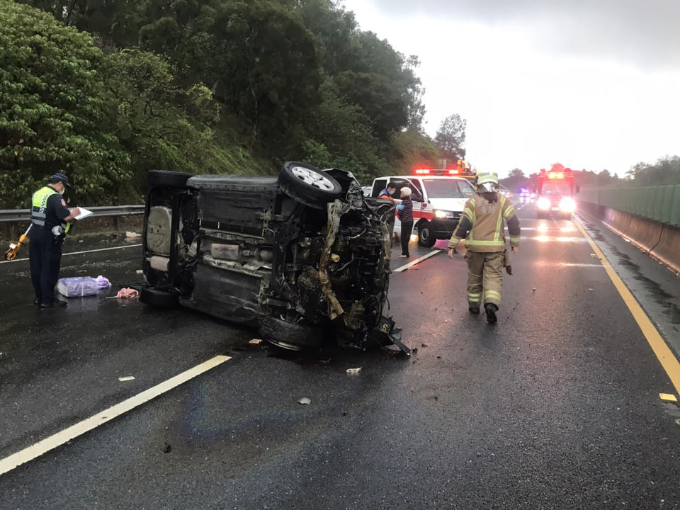 國道3號台南新化段北上車道30日下午發生自小客車意外翻覆事故，車中4人陸續脫困，但其中1名小孩已明顯死亡，另3人送醫治療。事發原因仍在調查。（台南市消防局提供）