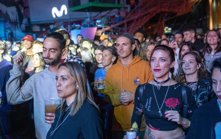 El público de La Bomba de Tiempo se fanatiza con el grupo. Algunos de los seguidores asisten a los conciertos de los lunes en el Konex desde hace casi veinte años


