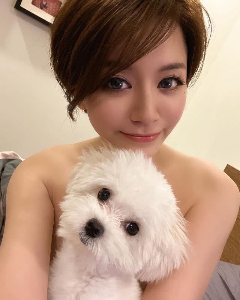 ▲李妍瑾遭好友圤智雨爆料，想以30萬元的價碼買他的愛犬波比，甚至喜歡到全裸和狗狗拍照。（圖／圤智雨臉書）