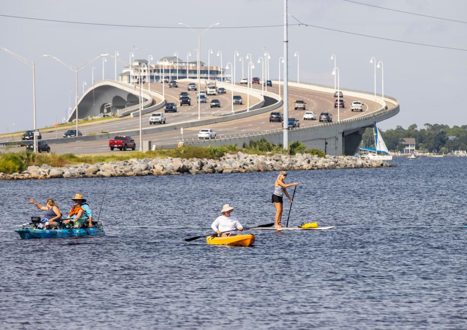 Carl Gray Park, en el extremo este del puente Hathaway, es un lugar popular para practicantes de kayak, nadadores y surfistas de remo.  El contenido de bacterias intestinales de Carl Gray el lunes era de 228 por 100 mililitros.  Se emite una advertencia cuando se alcanzan 70 bacterias por 100 mililitros.