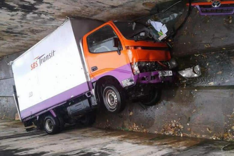 The SBS Transit lorry lying in the drain. (Photo: Telegram / SGRoad Blocks / Traffic News)